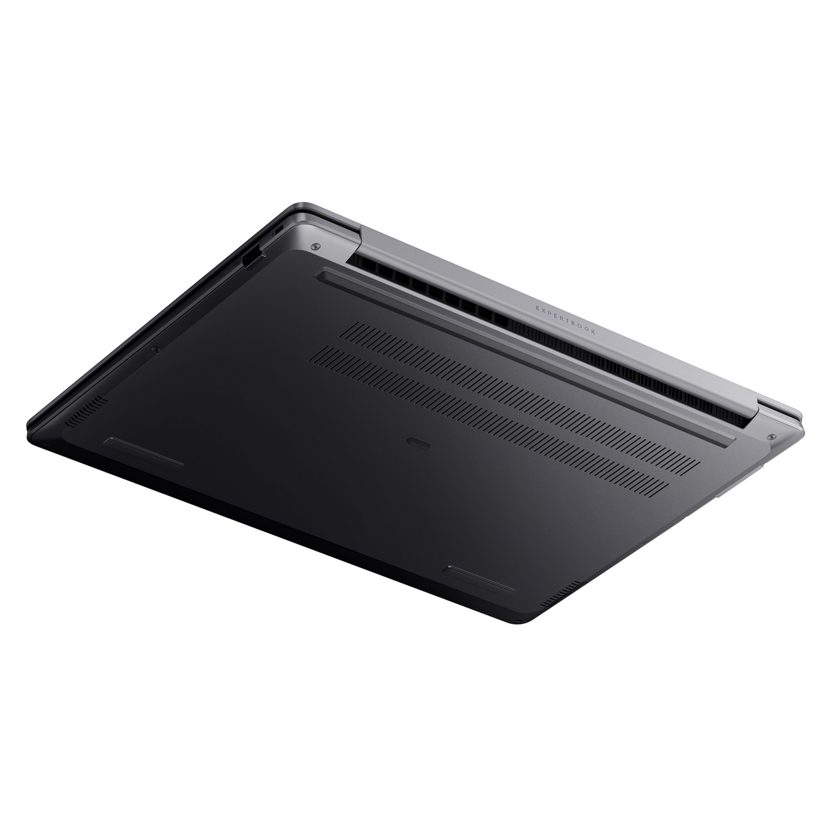 Vista inferior de un portátil gris oscuro. Visible la palabra EXPERTBOOK. La parte inferior tiene ventilaciones y dos pies de goma.