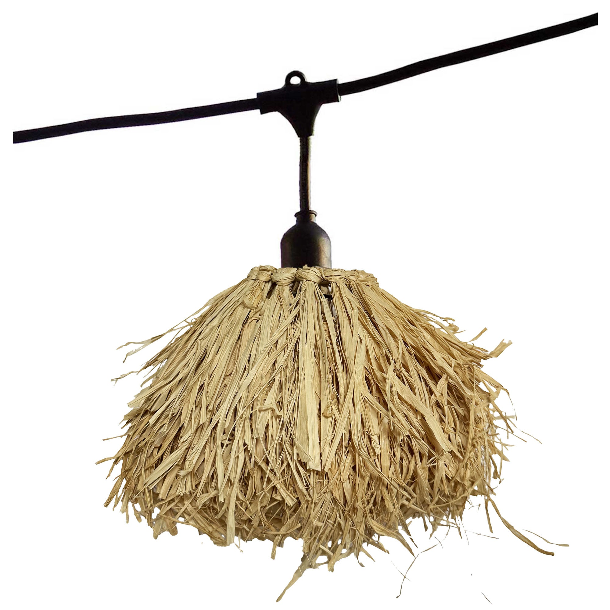 Eine dekorative Hängelampe mit Strohschirm. Die Lampe hängt an einem schwarzen Kabel vor weißem Hintergrund.