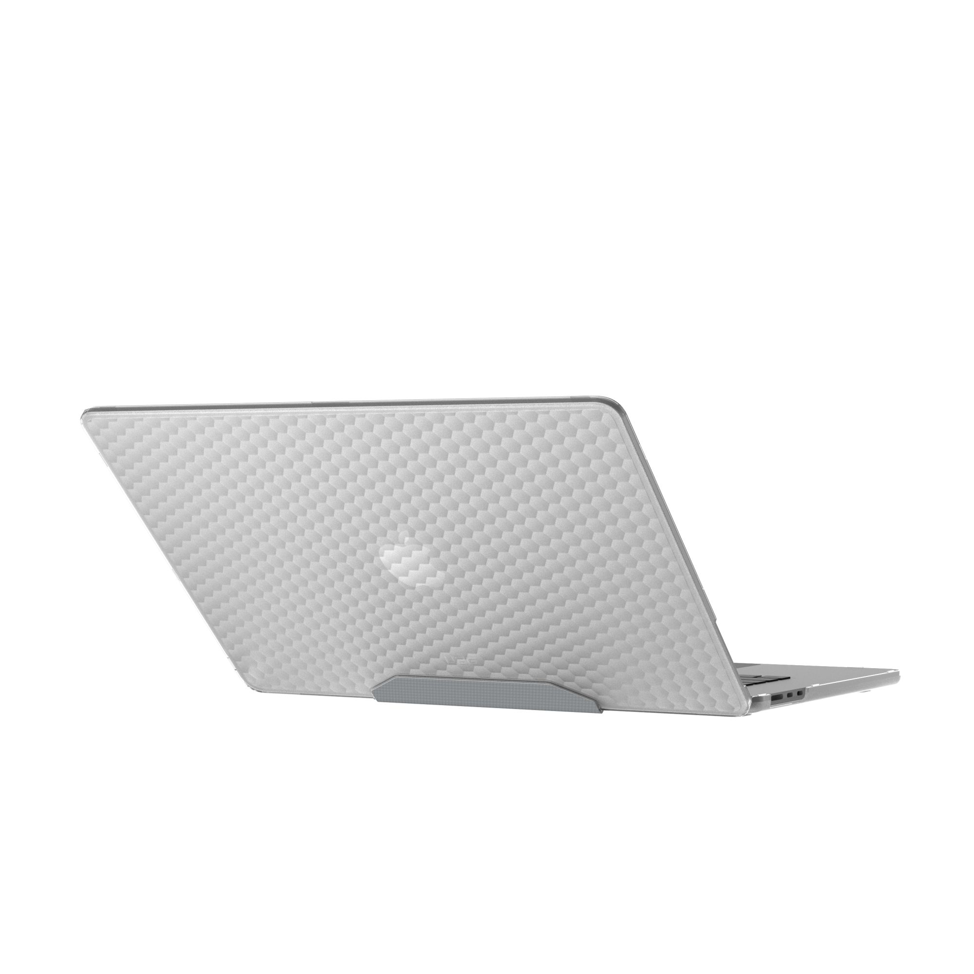 Ein Laptop mit geometrischem silbernen Muster ist leicht geöffnet, ruht auf einem grauen Ständer vor weißem Hintergrund.