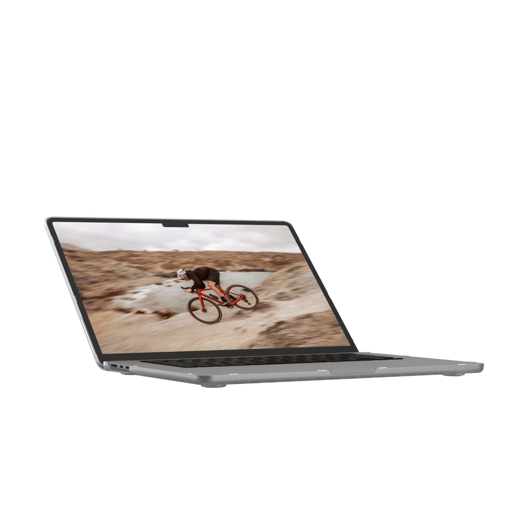 Laptop zeigt Radfahrer auf rotem Fahrrad in verschwommenem Gelände. Der Laptop ist silber, abgewinkelt, vor weißem Hintergrund.