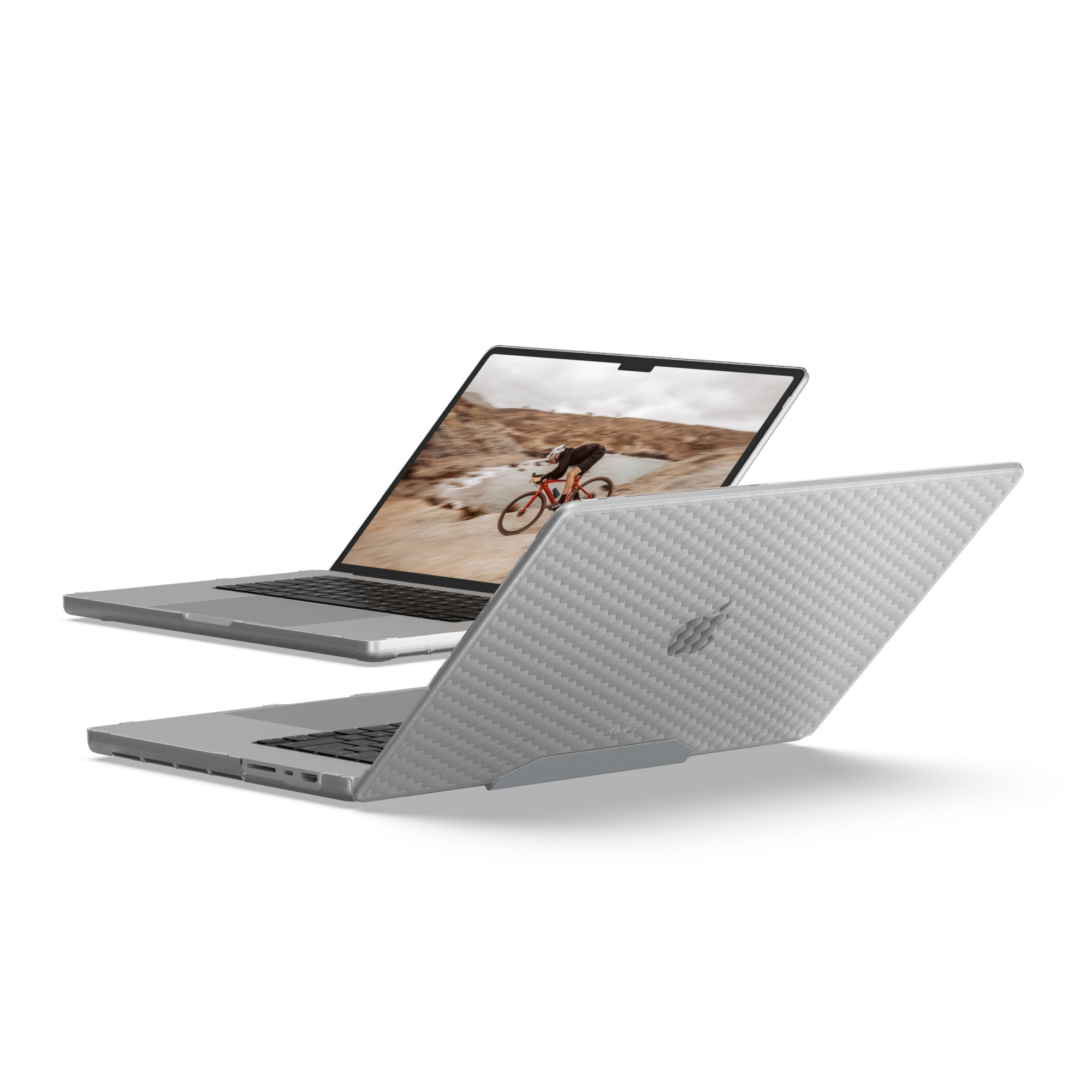 Dwa srebrne laptopy. Jeden otwarty, pokazujący kolarza na rowerze górskim. Drugi wyświetla teksturę włókna węglowego.