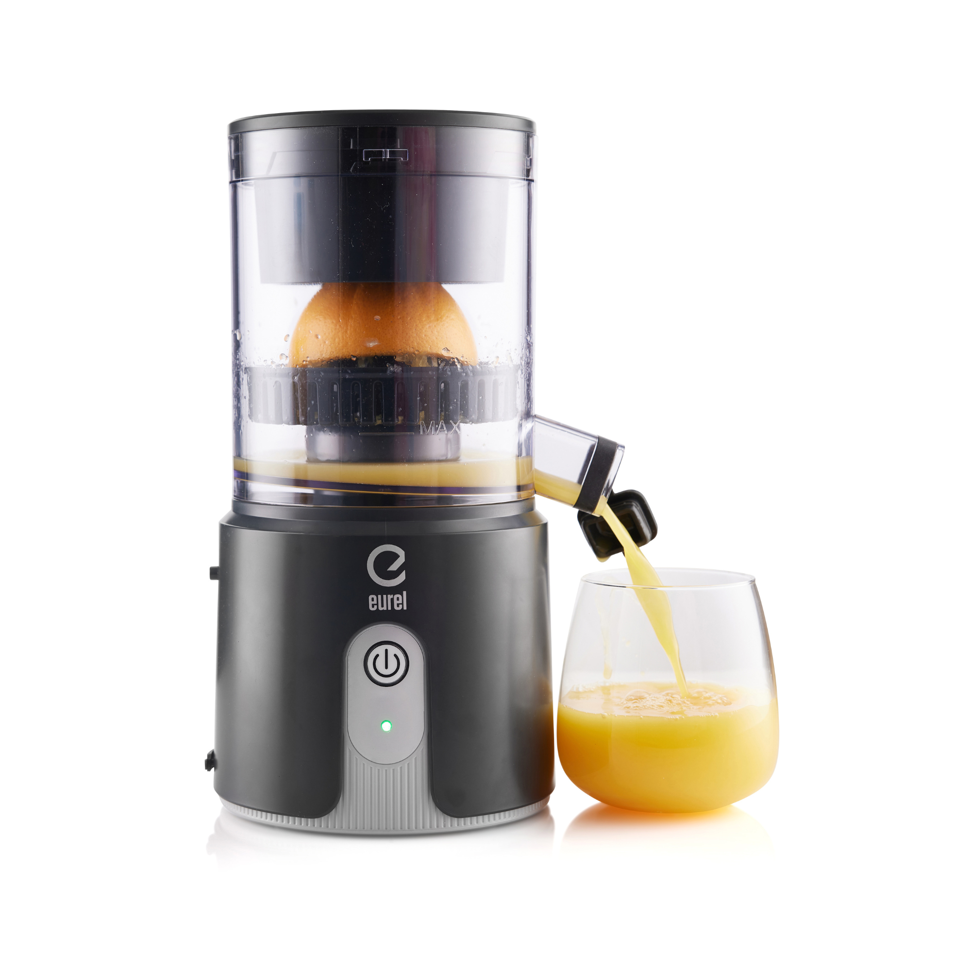 Ein Entsafter extrahiert Saft aus einer Orange. Saft fließt in ein Glas. Der Entsafter ist schwarz, mit dem Markennamen 'eurel'.