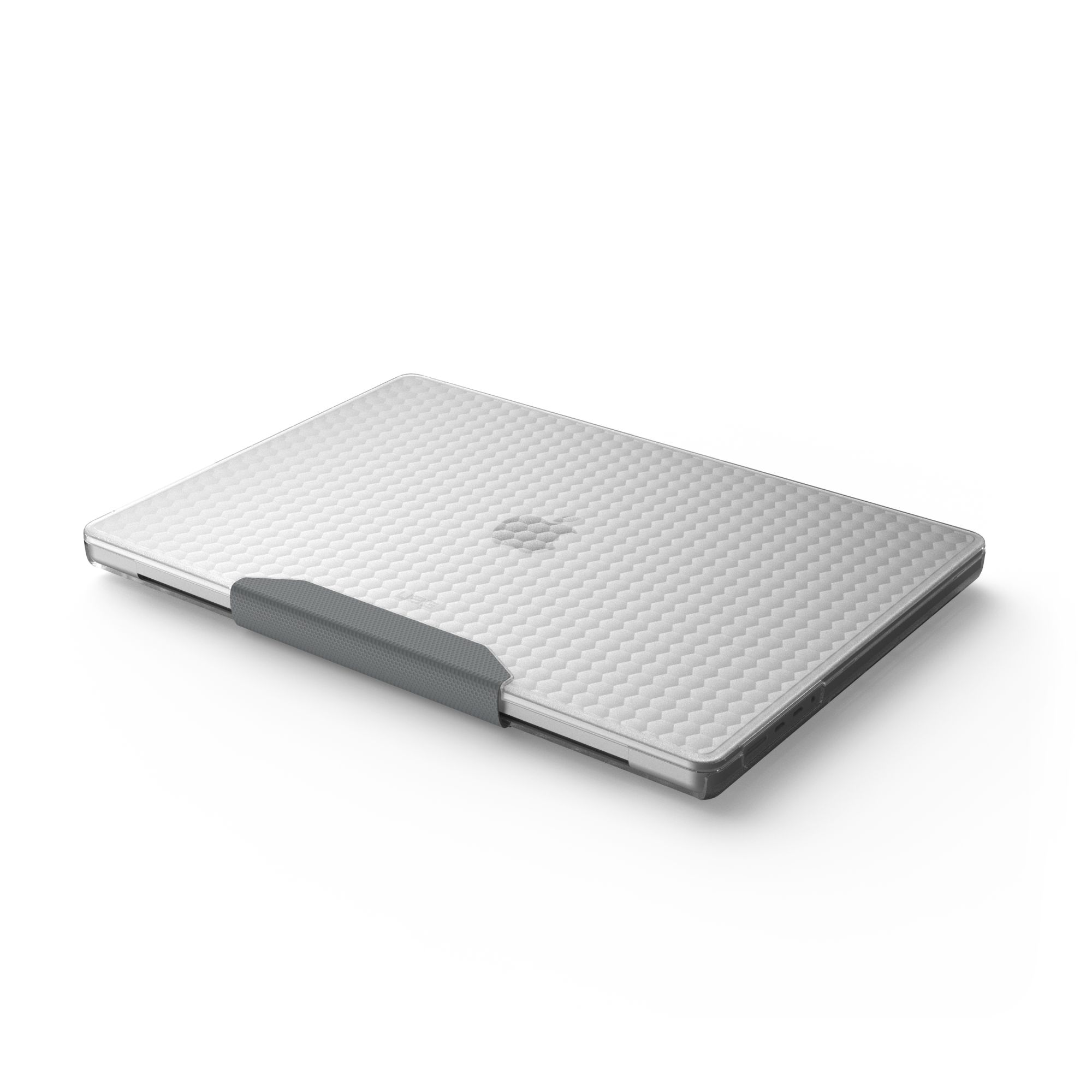 Srebrny laptop z teksturowaną powierzchnią i szarą opaską na białym tle, lekko pochylony.