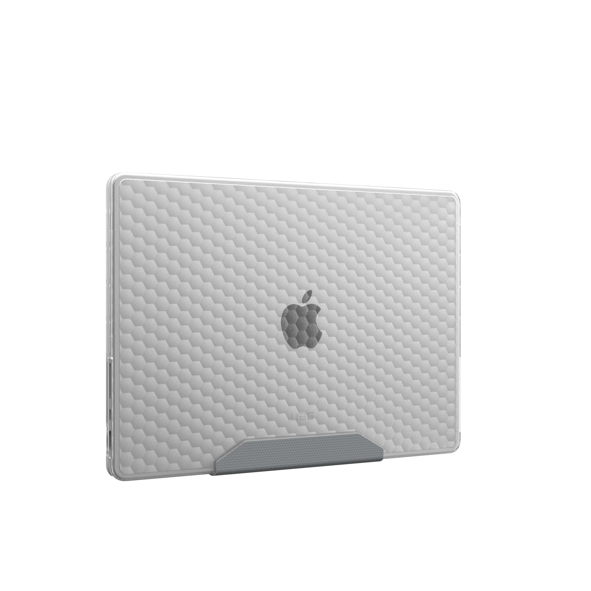 Przezroczysta obudowa laptopa z wzorem plastra miodu i logo Apple. Stoi na szarej podstawce na białym tle.