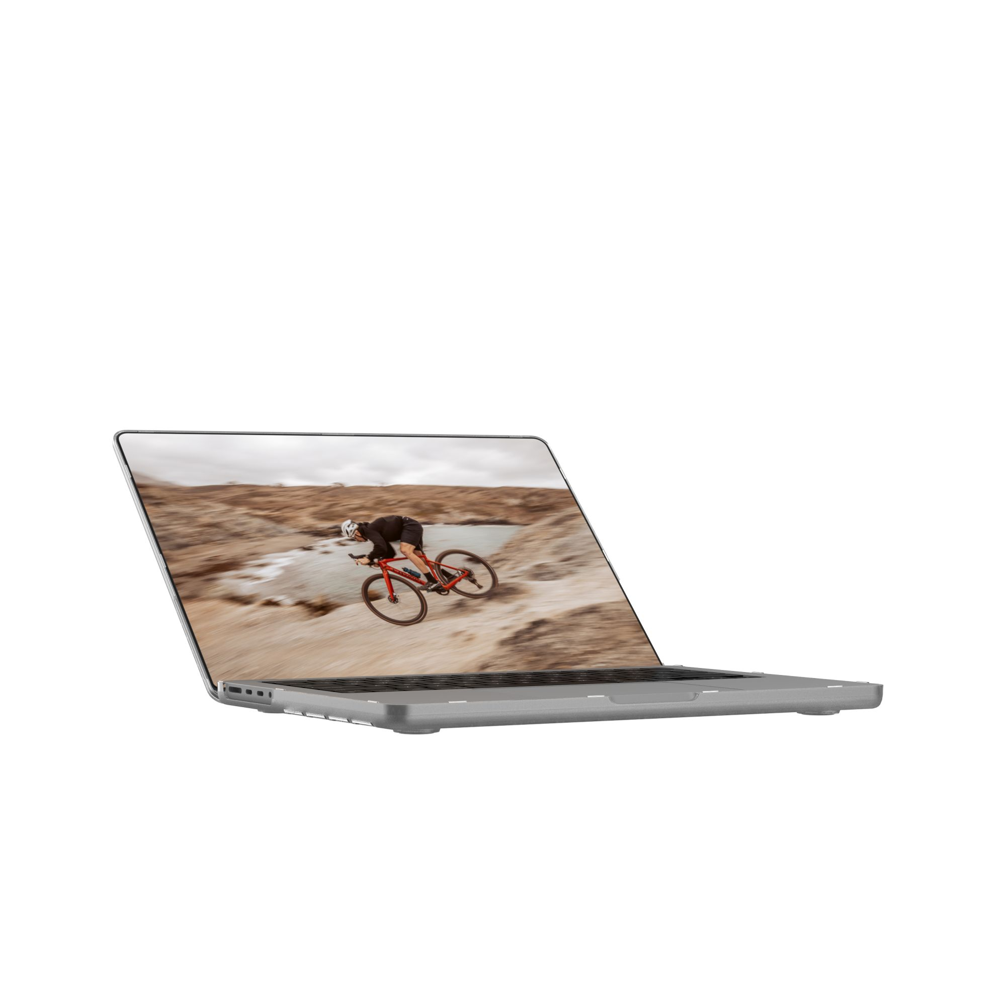 Laptop pokazuje kolarza na czerwonym rowerze w skalistym terenie z wodą w tle.