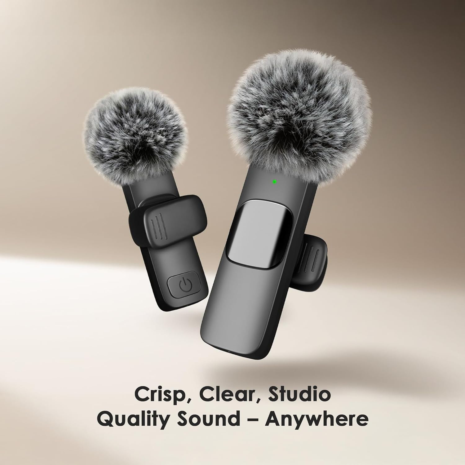 Zwei schwarze Mikrofone mit flauschigen grauen Oberteilen. Eins hat einen Ein/Aus-Knopf, das andere ein grünes Licht. Text unten: Klarer Studio-Sound.