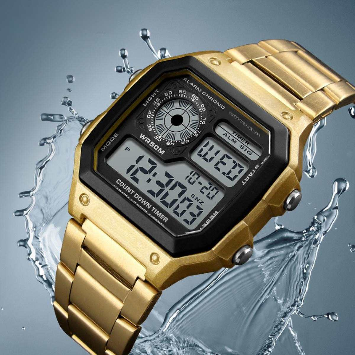 Eine goldene Armbanduhr mit schwarzem Digitaldisplay, das Zeit und Datum anzeigt, mit Wasserspritzern darum.