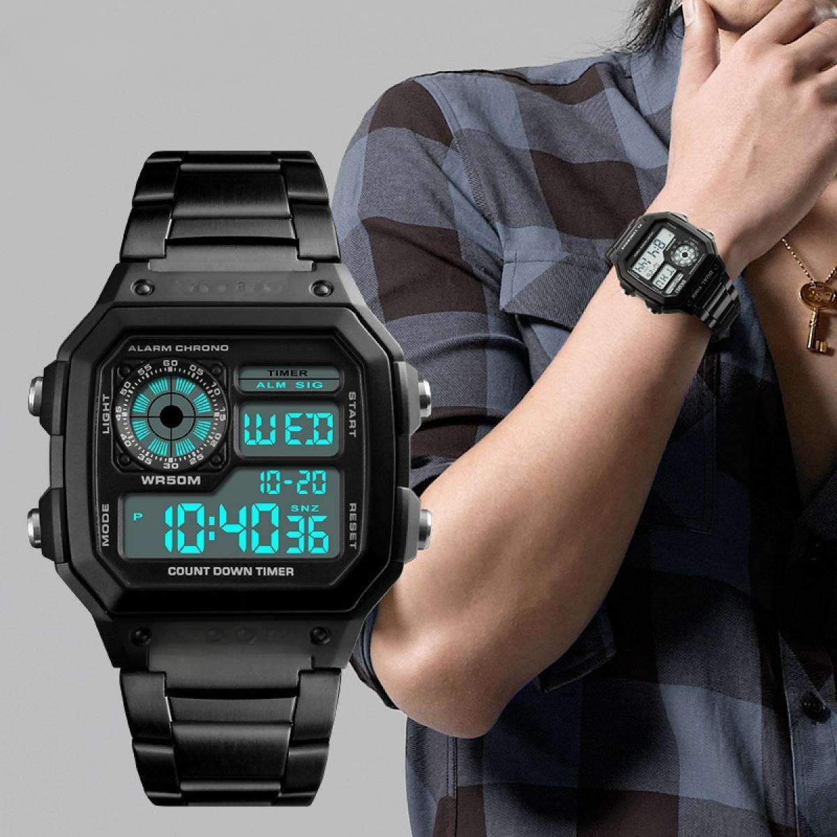 Ein Mann trägt eine schwarze Digitaluhr, eine andere Uhr am Handgelenk und ein kariertes Hemd. Die große Uhr zeigt die Zeit an.