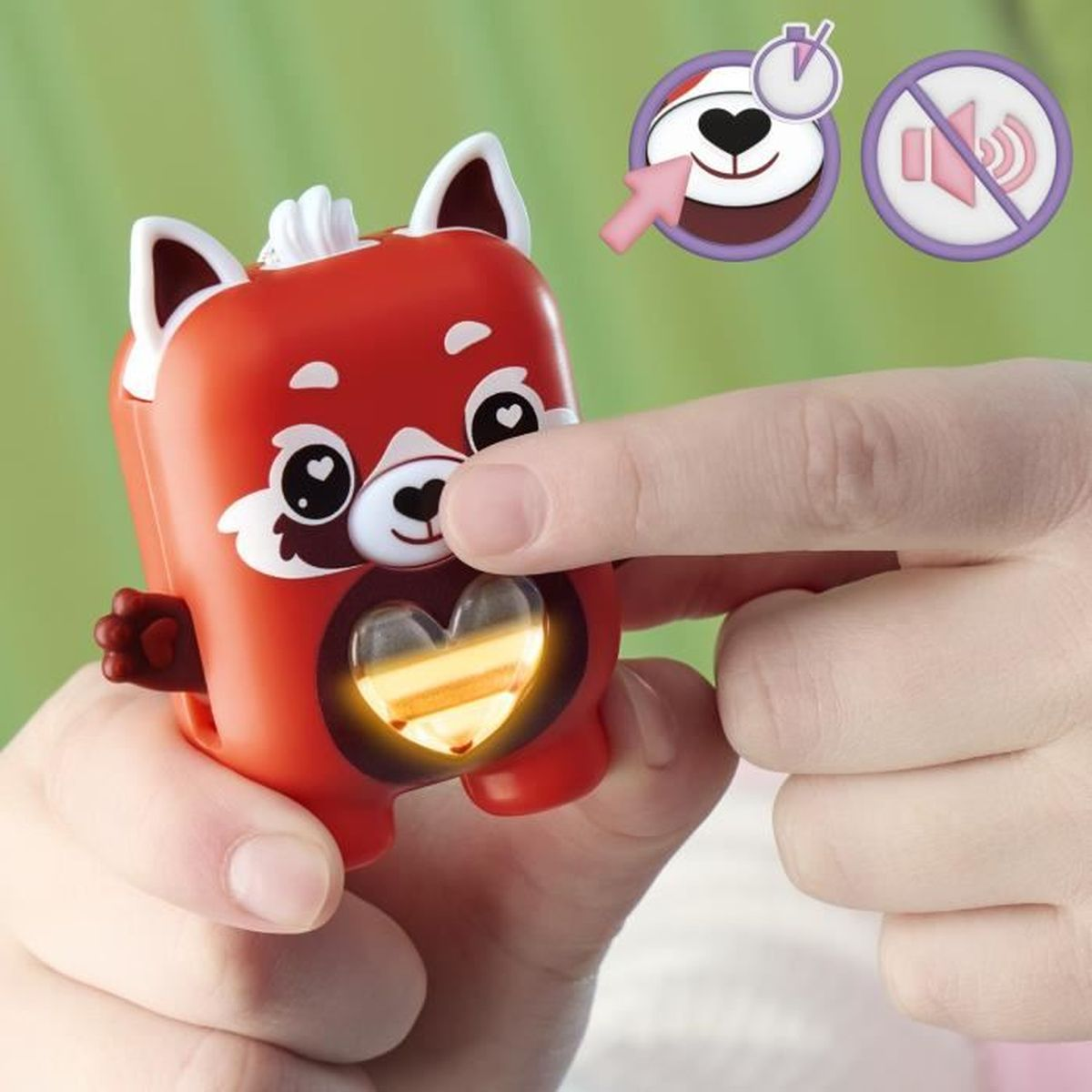 Ein rotes Panda-Spielzeug wird von Händen gehalten. Es hat ein herzförmiges Licht in der Brust. Zwei Symbole sind im Hintergrund, eines mit einem Timer.