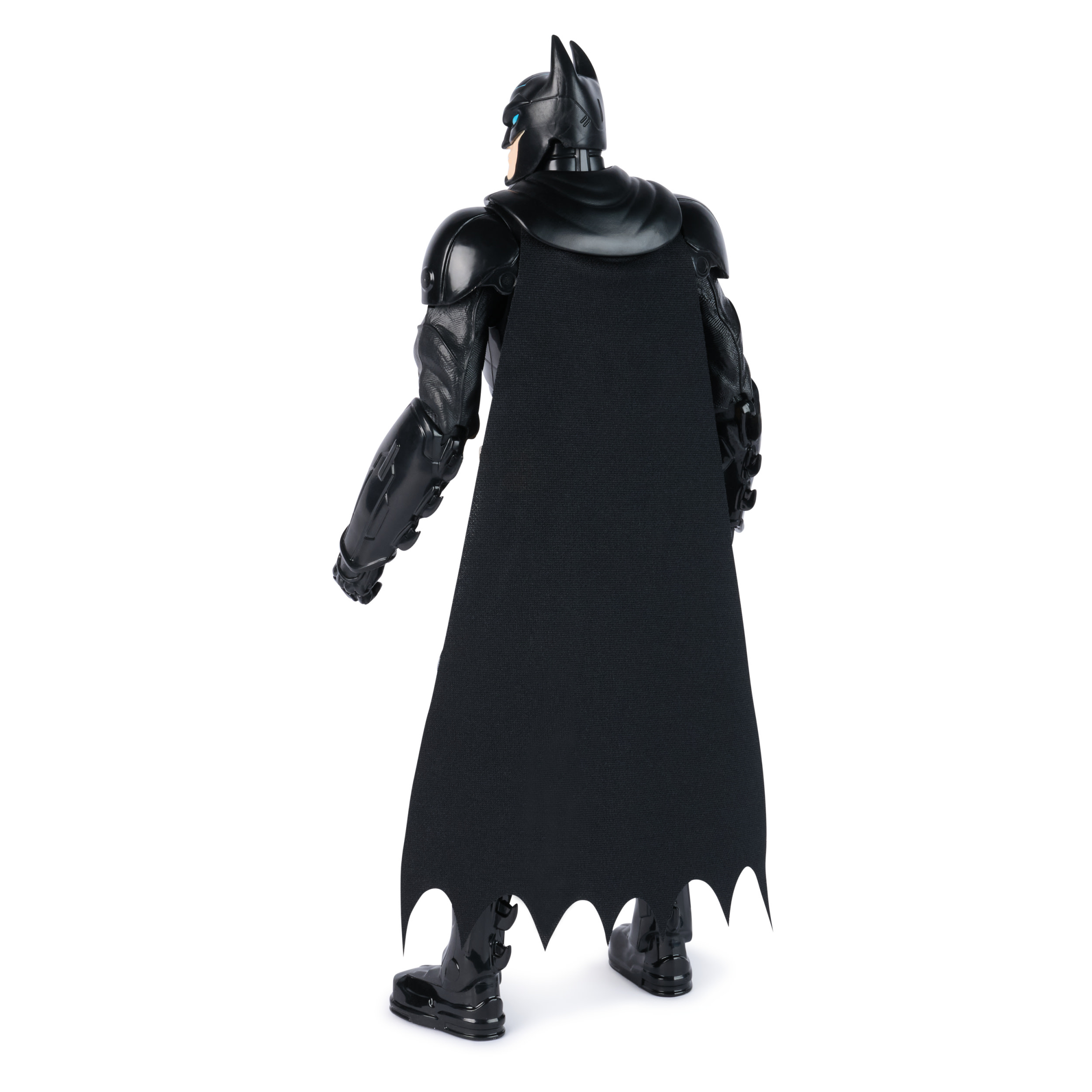Eine Batman-Actionfigur, von hinten gesehen. Sie trägt einen schwarzen Umhang und Anzug, mit blauen Augen, vor weißem Hintergrund.