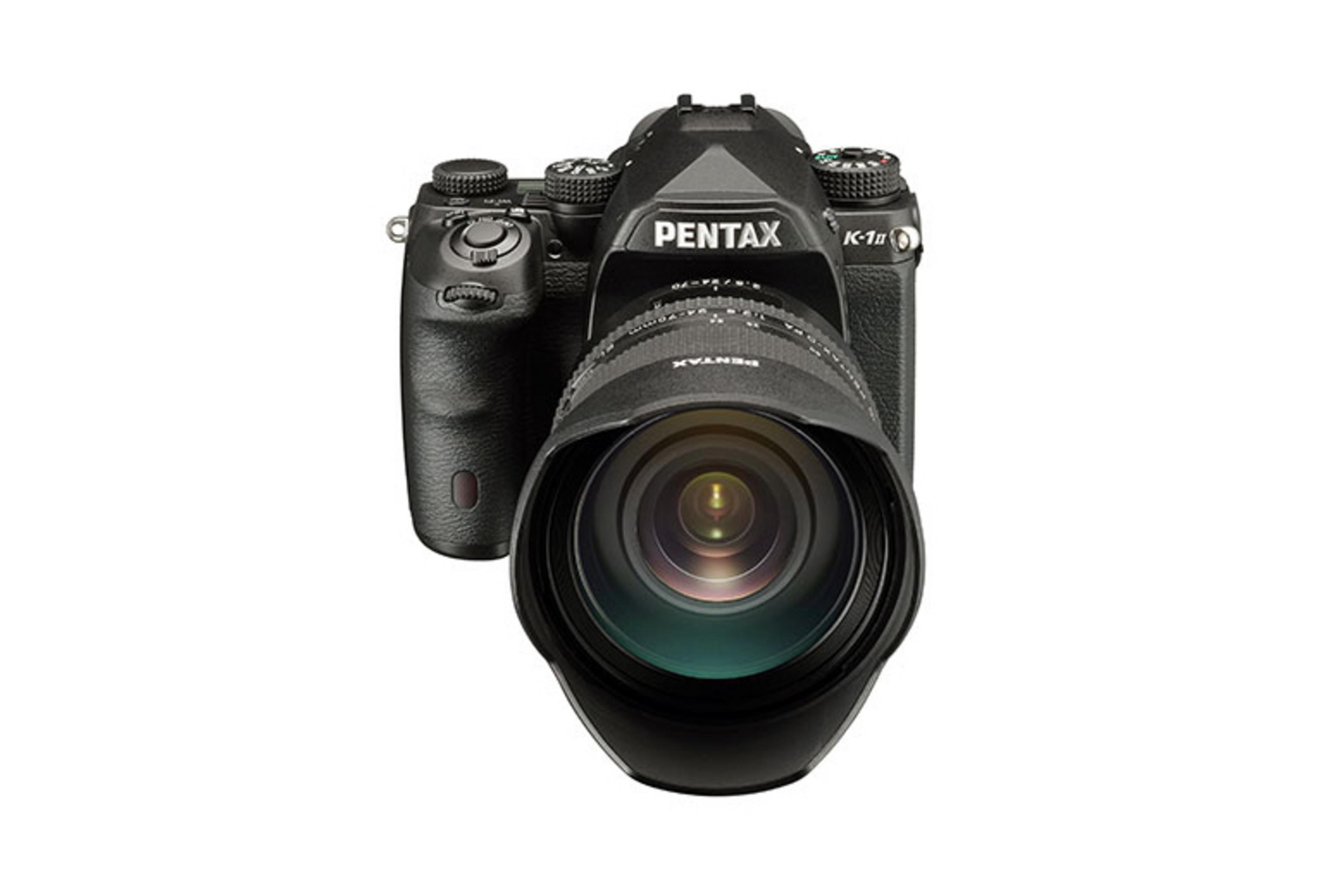Een zwarte Pentax K-1 camera met een lens. De camera staat op een witte achtergrond.