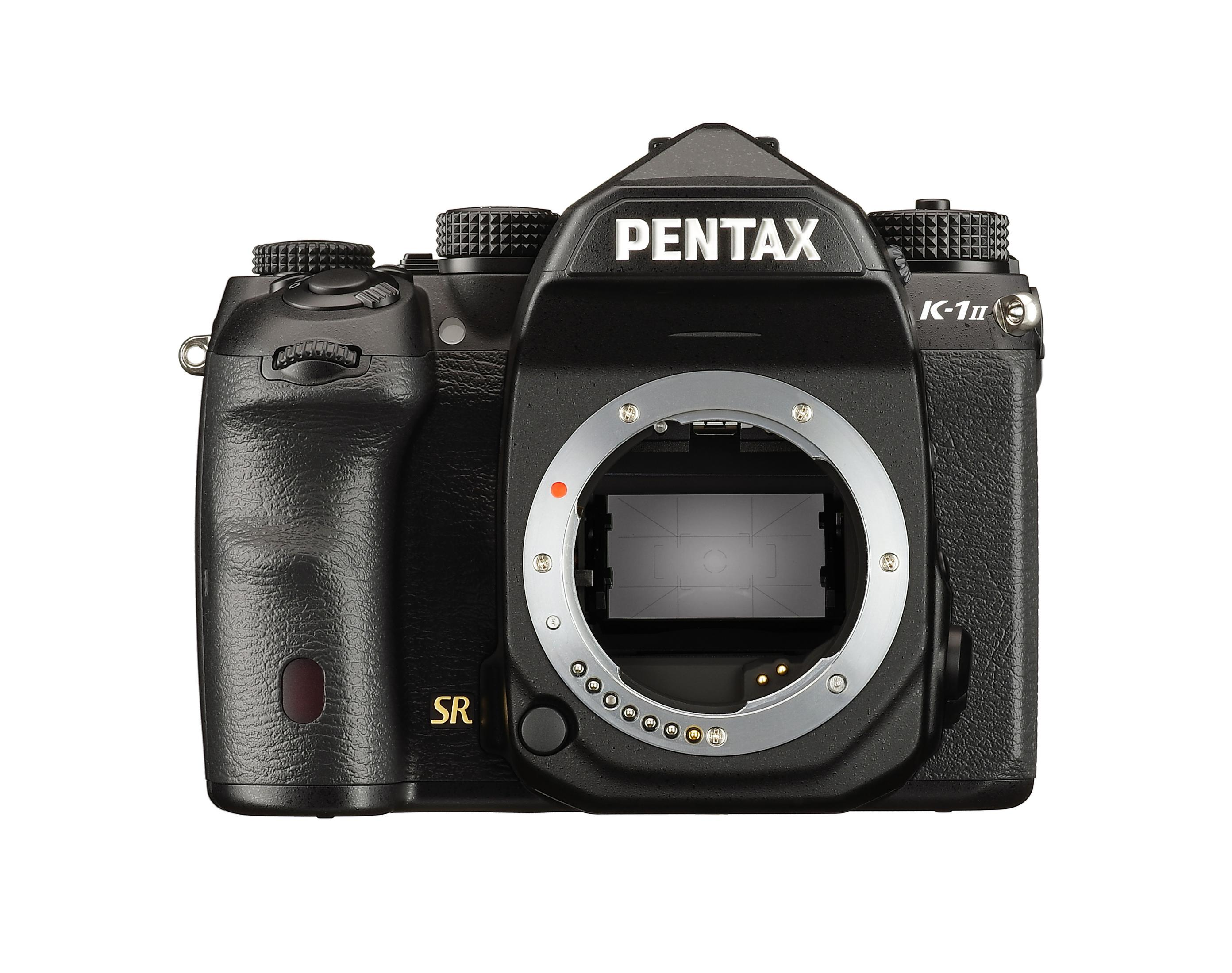 Zwarte Pentax K-1 II camera. Voorzien van een lensvatting, bedieningsknoppen en knoppen. De achtergrond is wit.