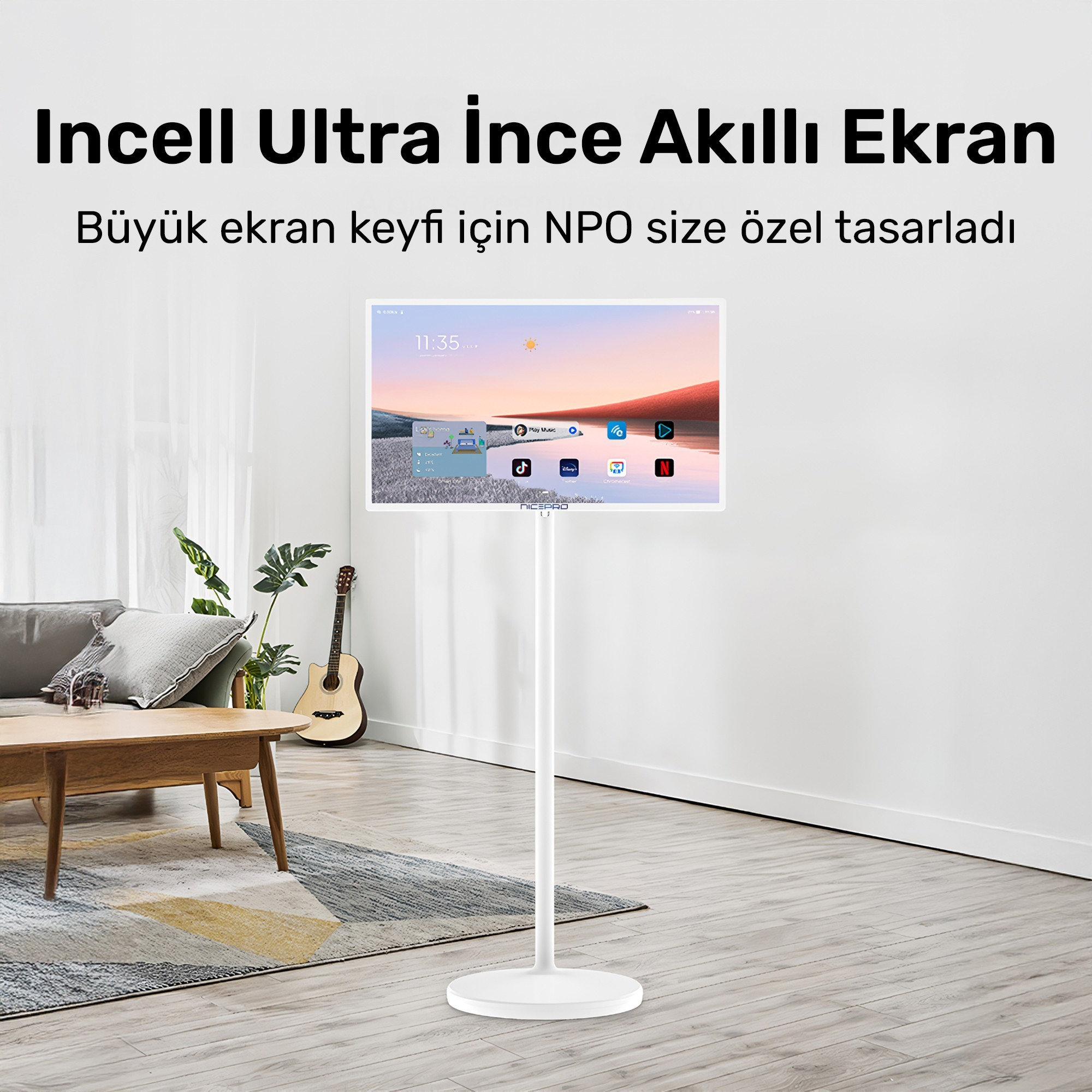 Bir stand üzerinde beyaz bir TV manzara gösteriyor. Arka planda bir gitar ve kanepe bulunan bir oturma odası var.