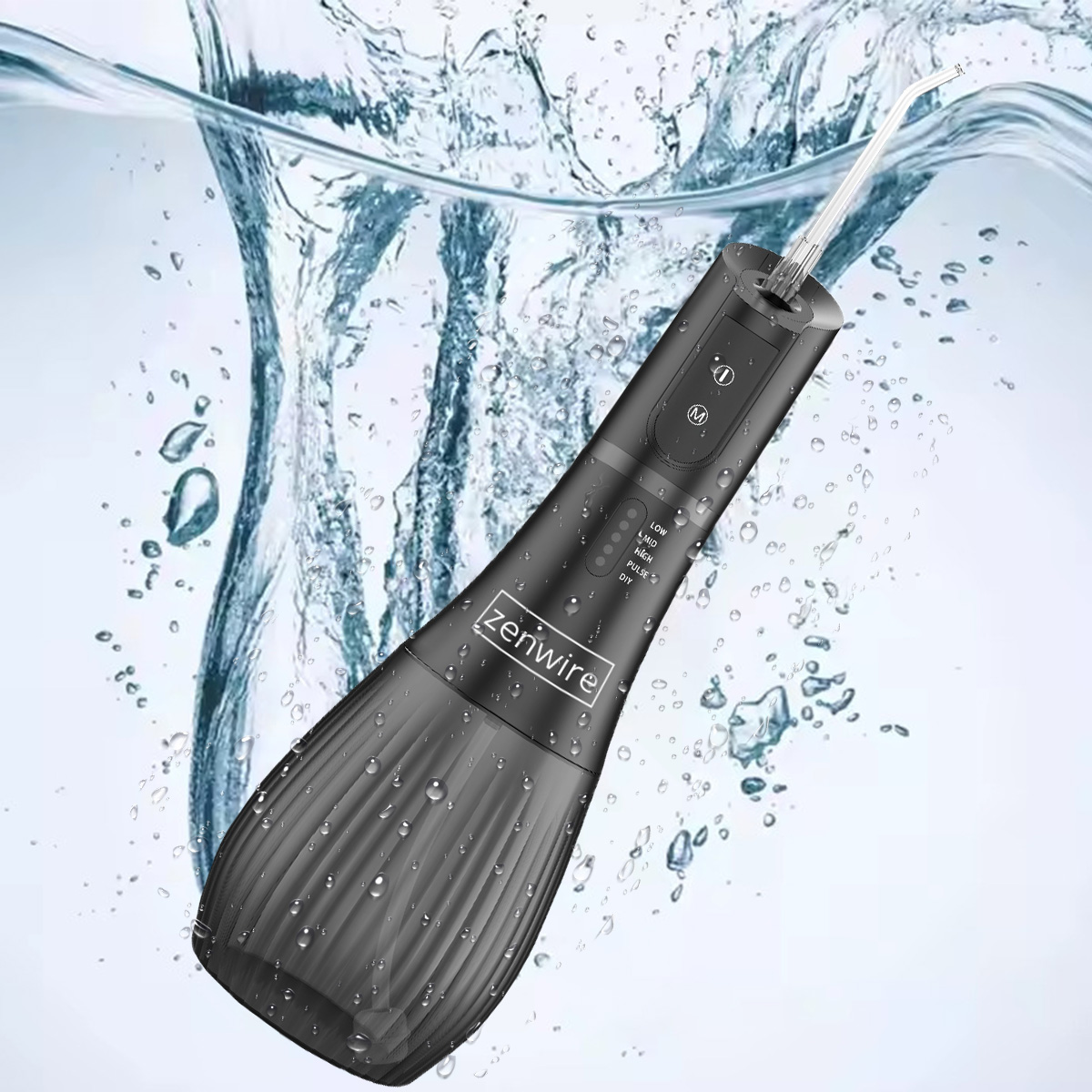 Czarny irygator Zenwire znajduje się w wodzie, z kroplami wody. Ma białą końcówkę i przyciski sterowania, zanurzone w wodzie.