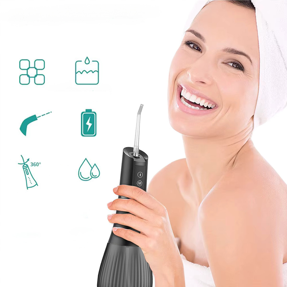 Kobieta uśmiecha się, trzymając czarny irygator do zębów. Ikony i grafika po lewej. Kobieta ma ręcznik.