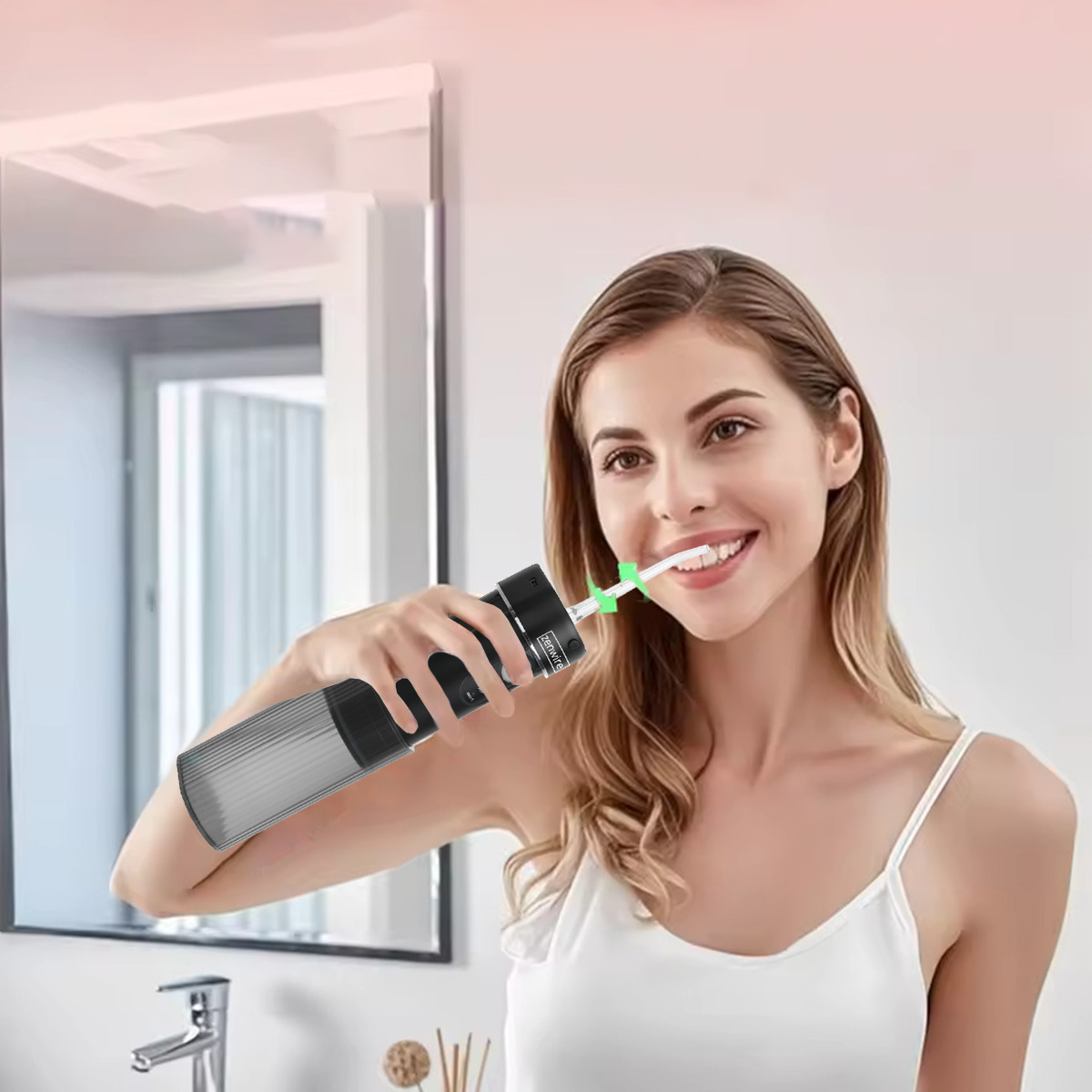 Kobieta uśmiecha się podczas używania irygatora dentystycznego w łazience. Ma na sobie biały top na ramiączkach. W tle lustro i umywalka.