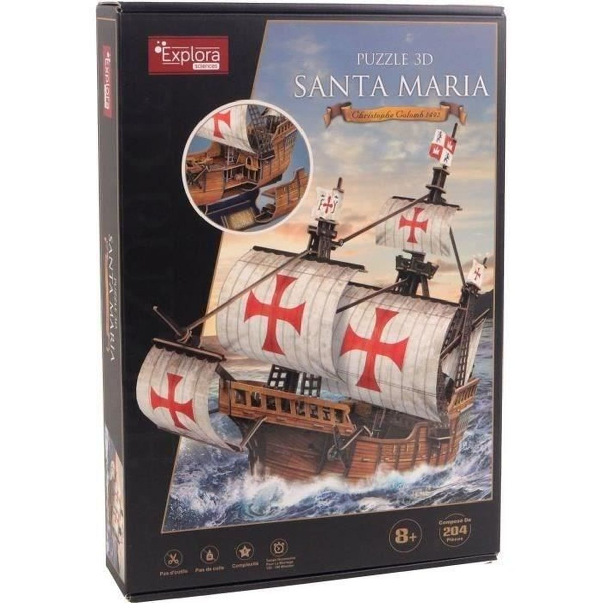 Scatola di un puzzle 3D della nave Santa Maria. Ha vele bianche con croci rosse. Lo sfondo mostra l'oceano e il cielo.