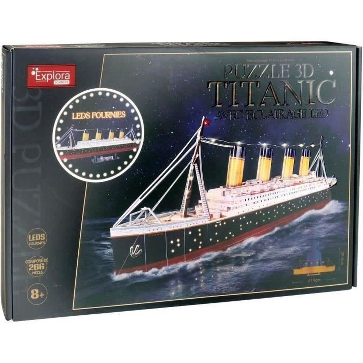 Una scatola mostra un puzzle 3D del Titanic con luci a LED. Il modello della nave è sull'acqua con uno sfondo di cielo stellato.