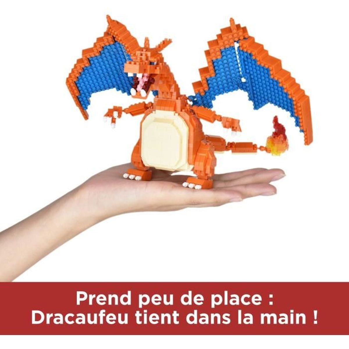Eine Hand hält ein Charizard-Modell aus orangefarbenen und blauen Blöcken. Das Modell hat Flügel, eine Flamme am Schwanz und steht vor weißem Hintergrund.