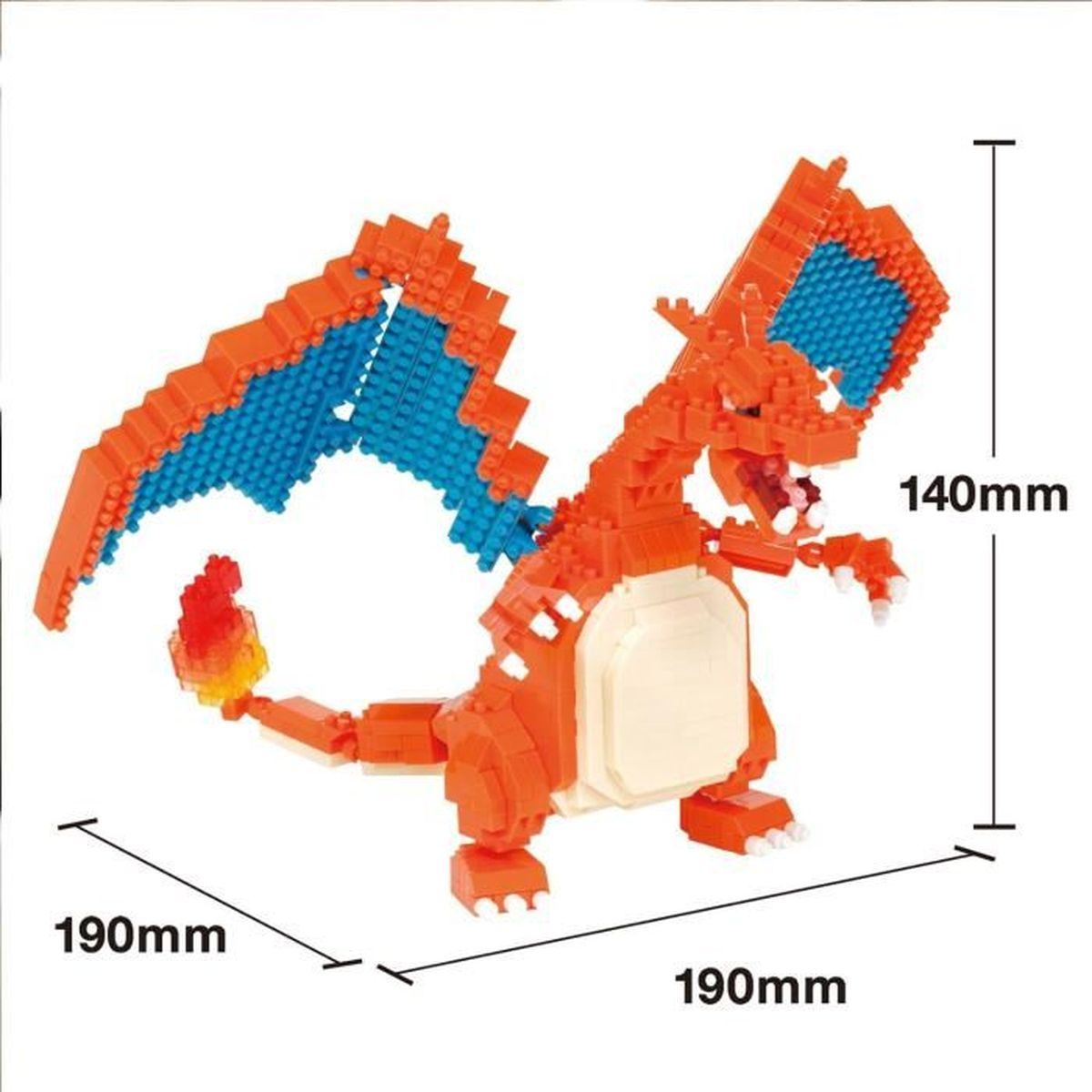 Ein orangefarbenes Charizard-Modell aus Blöcken mit blauen Flügeln. Die Abmessungen betragen 190 mm x 190 mm x 140 mm. Flamme am Schwanz.