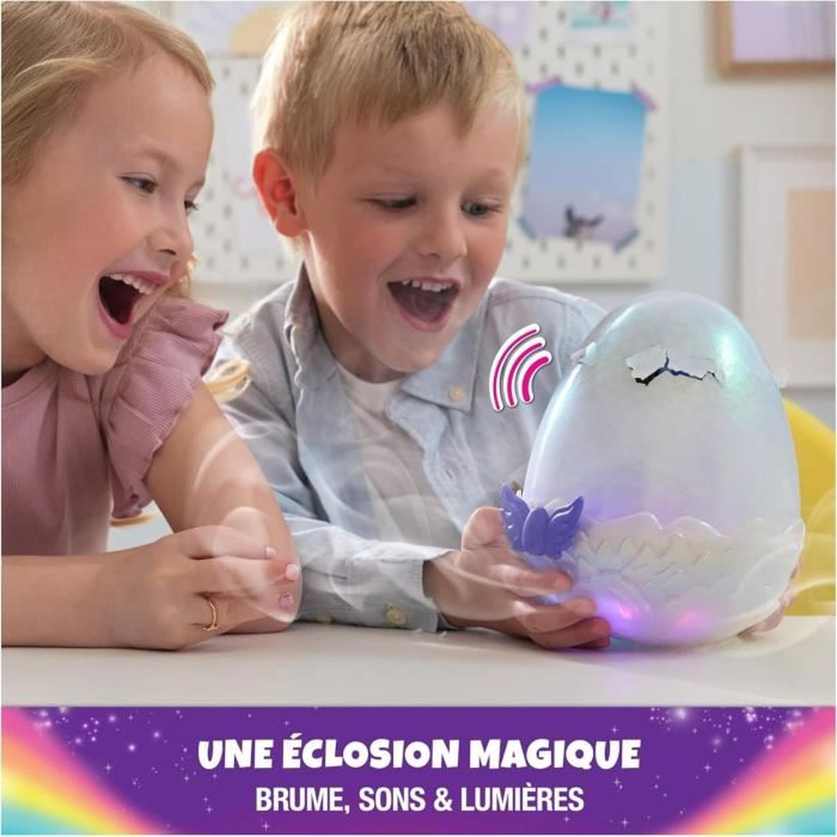 Zwei aufgeregte Kinder betrachten ein eiförmiges Spielzeug mit lila Lichtern. Der Text unten lautet 'une éclosion magique'.