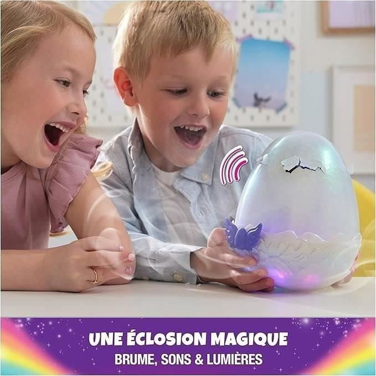 Zwei aufgeregte Kinder schauen auf ein eiförmiges Spielzeug mit lila Lichtern. Das Ei hat Risse und ein Schmetterlingsdetail.