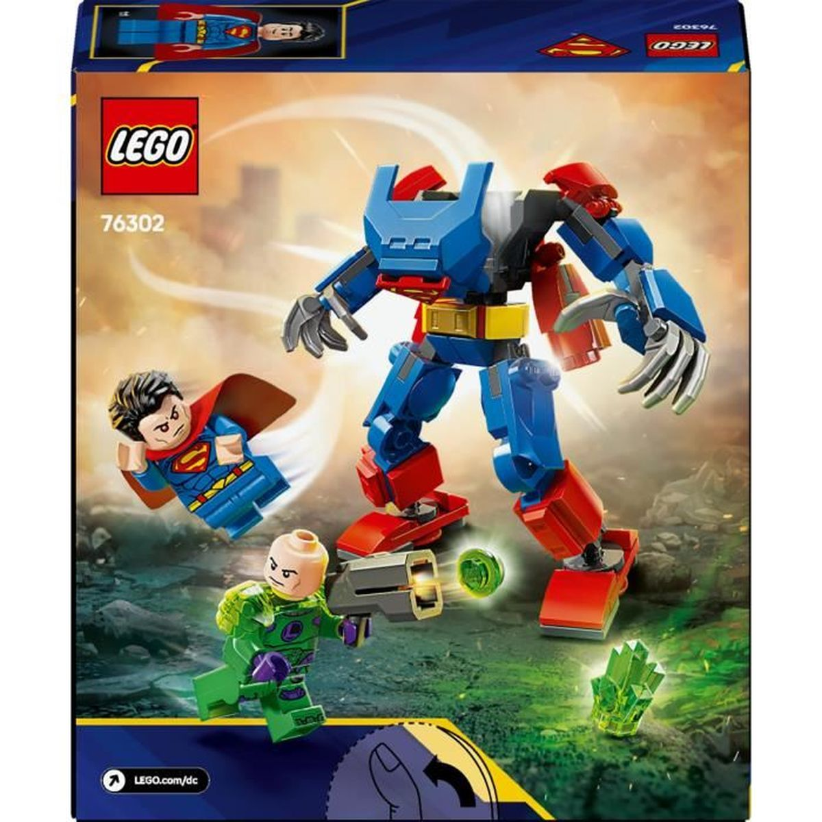 Pudełko Lego przedstawia Supermana walczącego z niebieskim robotem, Lexem Luthorem i zielonym kryształem. Superman ma pelerynę, Lex pistolet.