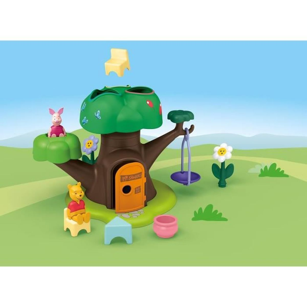 Un set di gioco di Winnie the Pooh. Presenta una casa sull'albero con personaggi come Pooh e Pimpi, un'altalena e un fiore. Lo sfondo è un campo verde.
