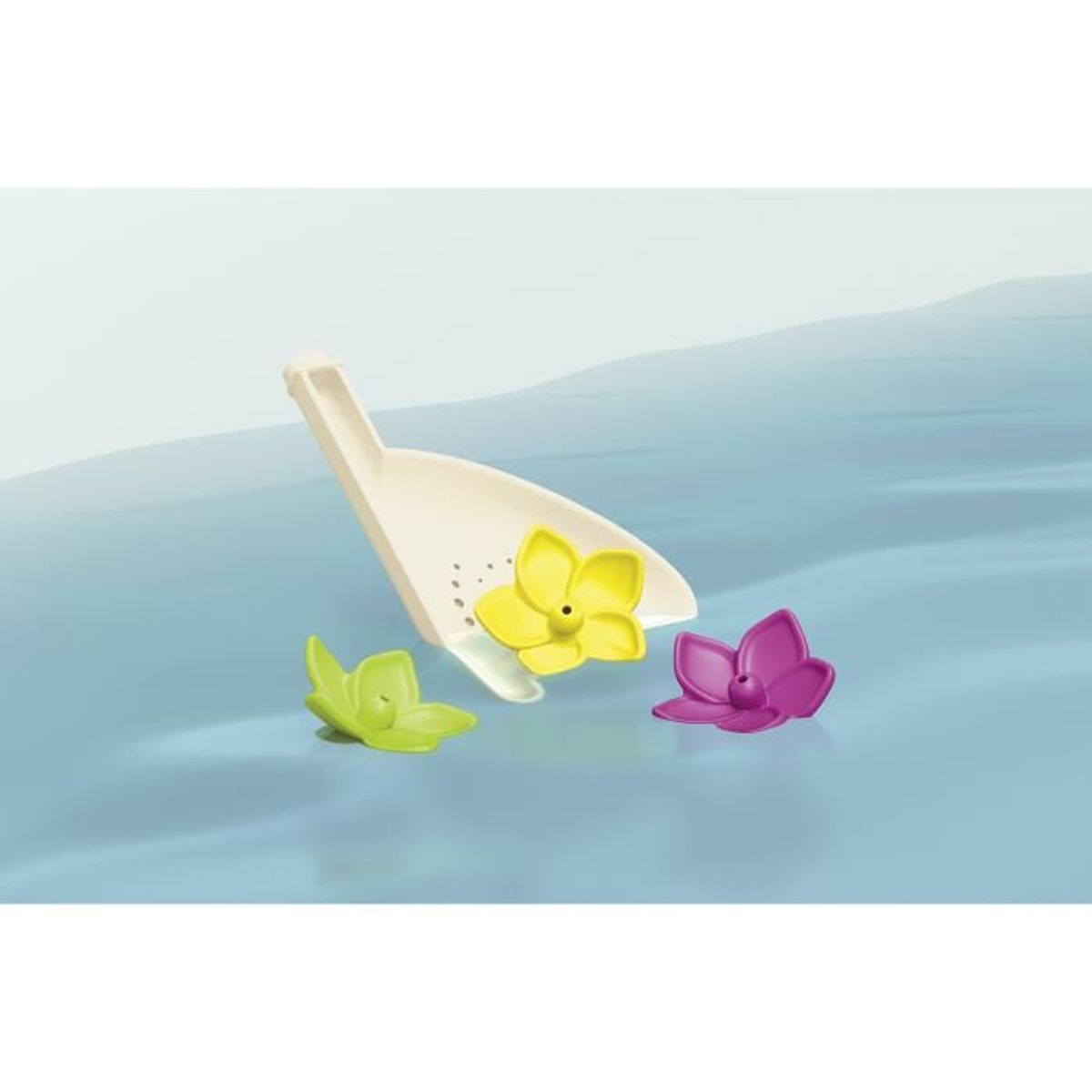 Una paletta bianca con fori galleggia su acqua blu con tre fiori colorati: giallo, verde e rosa.