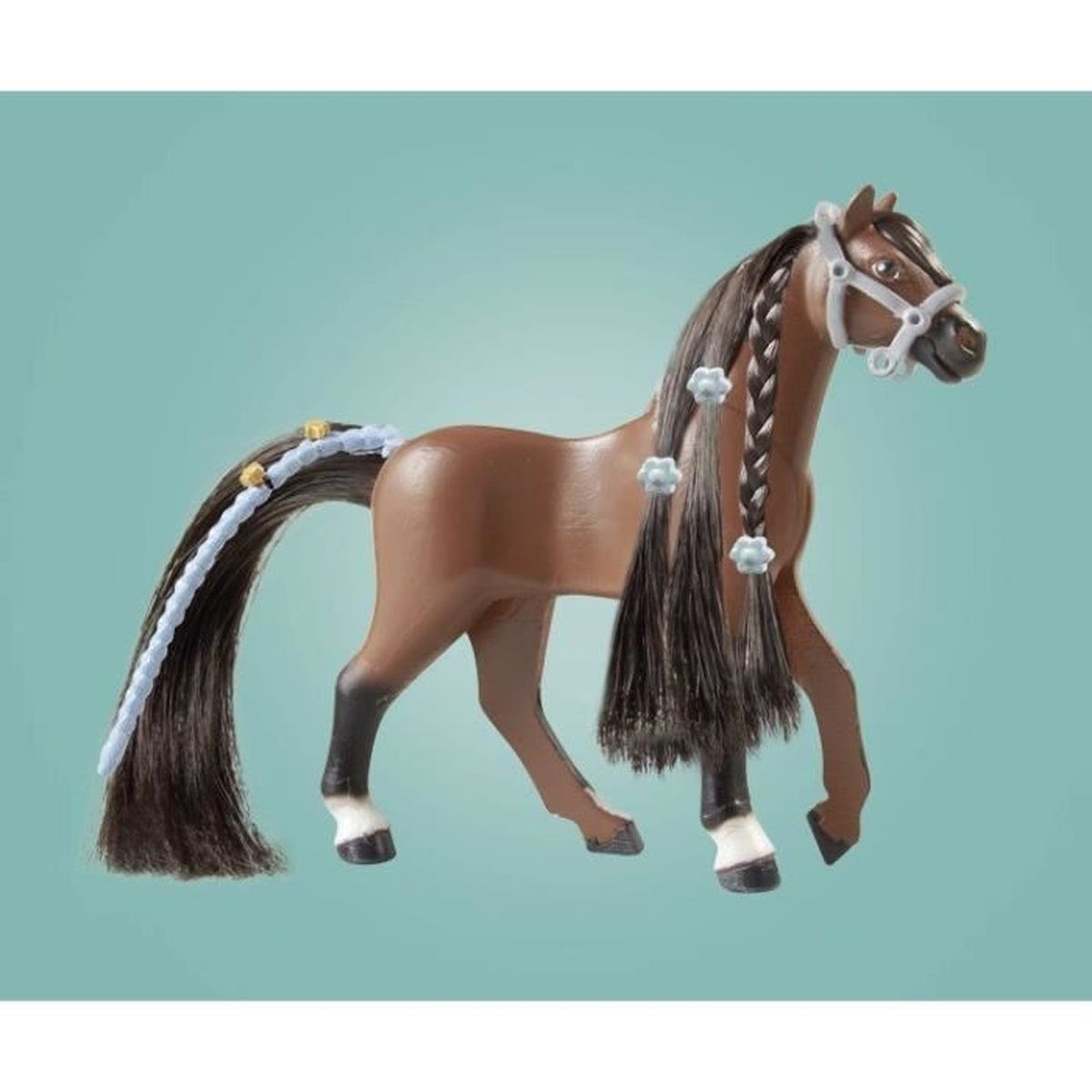 Un cavallo giocattolo marrone con lunga criniera e coda nere. La criniera è intrecciata con dettagli blu e bianchi. Si trova su sfondo verde.
