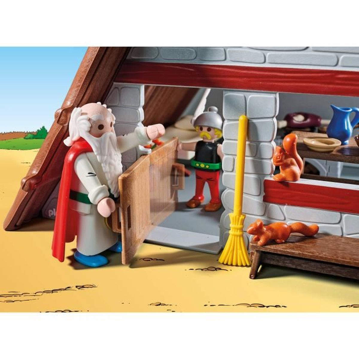 Scena Playmobil: Un vecchio con mantello rosso apre una porta. Un'altra figura è dentro. Statuine di scoiattolo e volpe su una panchina di legno.