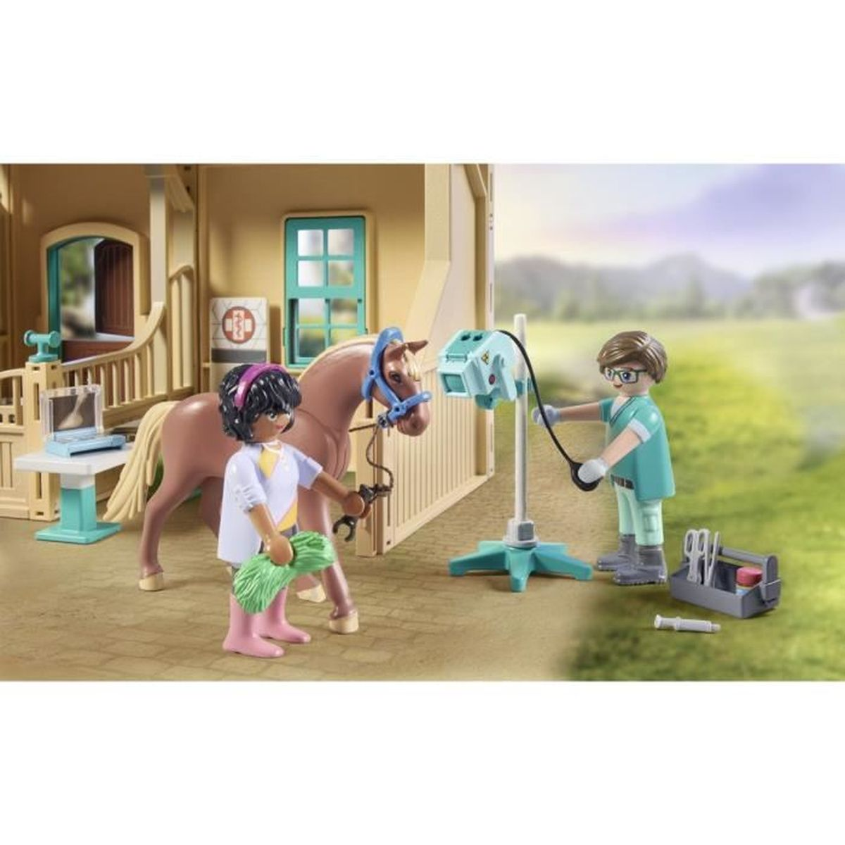 Una scena giocattolo mostra un cavallo, due figure e attrezzature mediche. Una figura tiene le redini del cavallo, l'altra aziona un macchinario a raggi X.