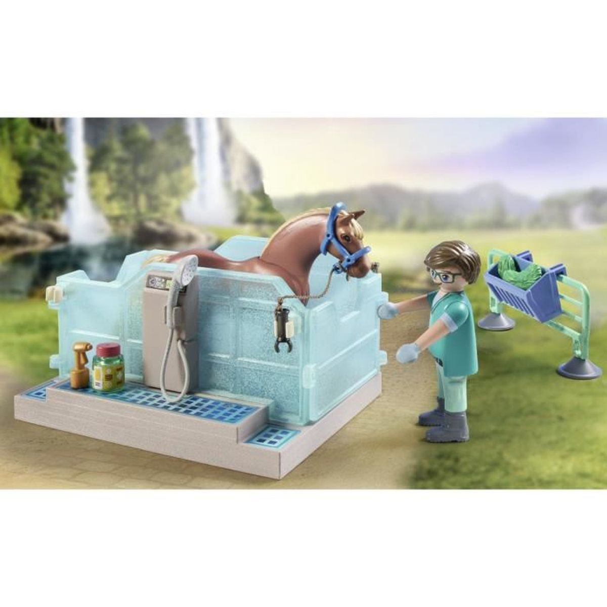 Un cavallo giocattolo in un bagno blu, con un veterinario accanto. Una cascata e un campo verde sullo sfondo.