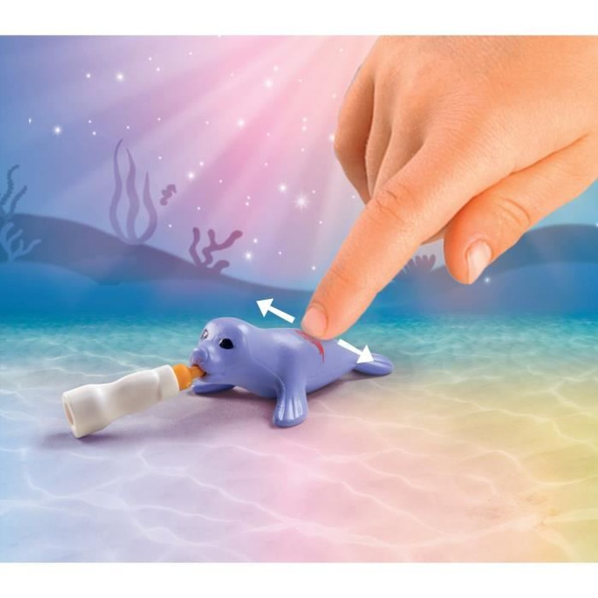 Una mano indica una foca giocattolo viola che mangia da un biberon bianco. Lo sfondo mostra una scena sottomarina con piante marine.
