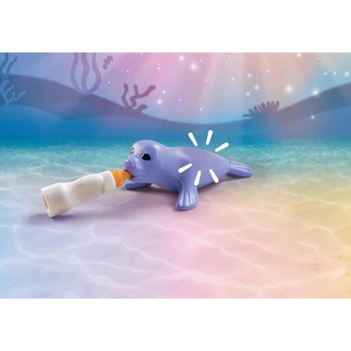 Un giocattolo di foca blu beve da un biberon bianco con un capezzolo arancione, in un sfondo a tema marino.