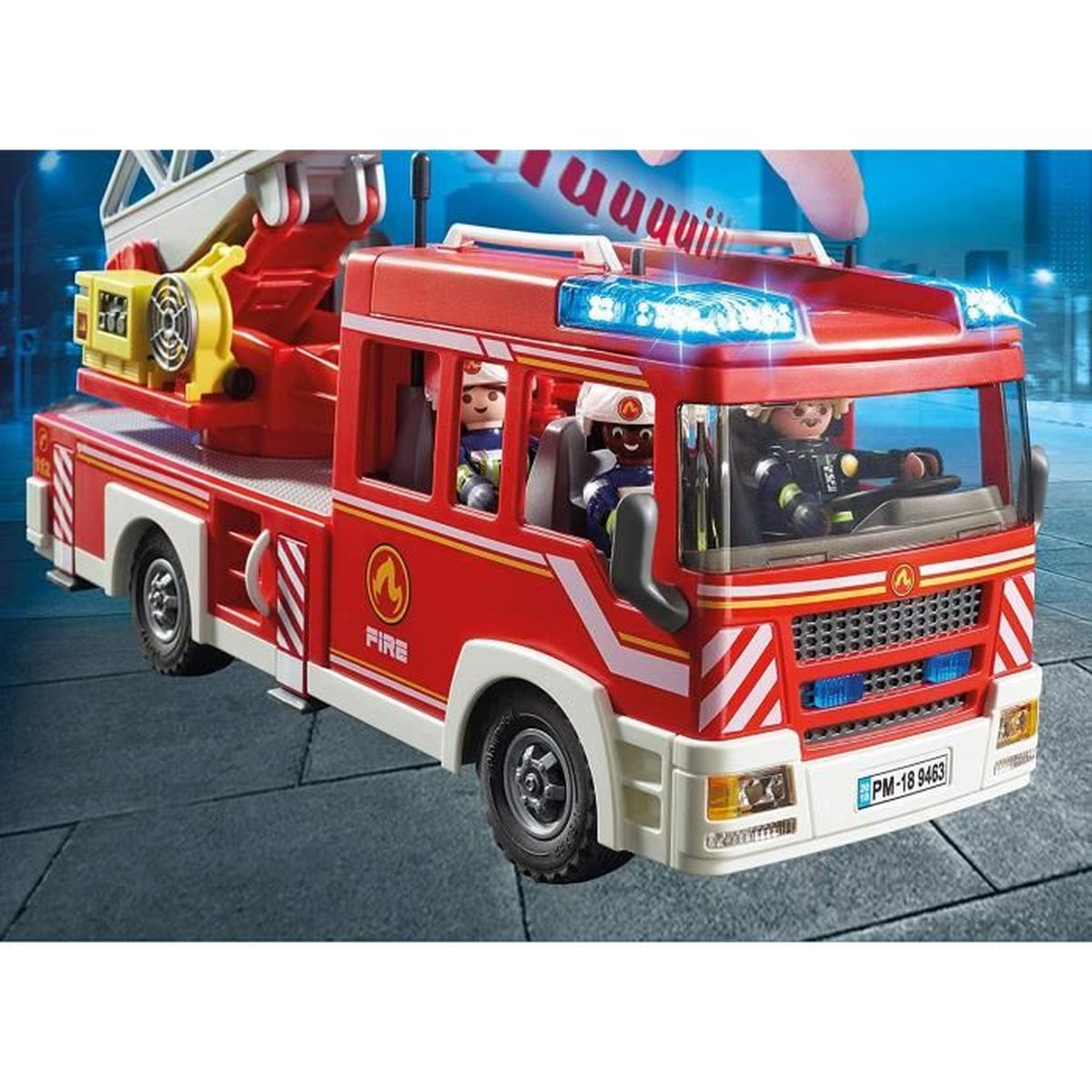 Ein rotes Spielzeug-Feuerwehrfahrzeug mit weißen Akzenten. Feuerwehrmänner sitzen in der Kabine. Es hat eine Leiter und Lichter.