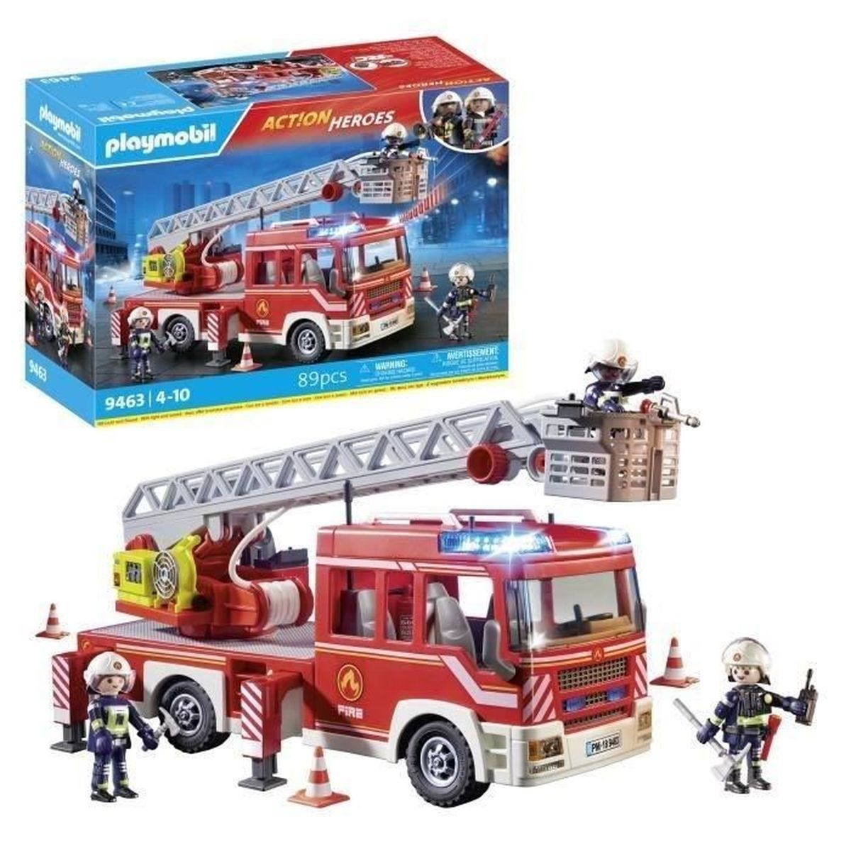 Ein Playmobil-Feuerwehrwagen-Spielset. Es beinhaltet einen roten Lastwagen mit Leiter, Feuerwehrleuten, Kegeln und einer Schachtel mit dem LKW-Bild.