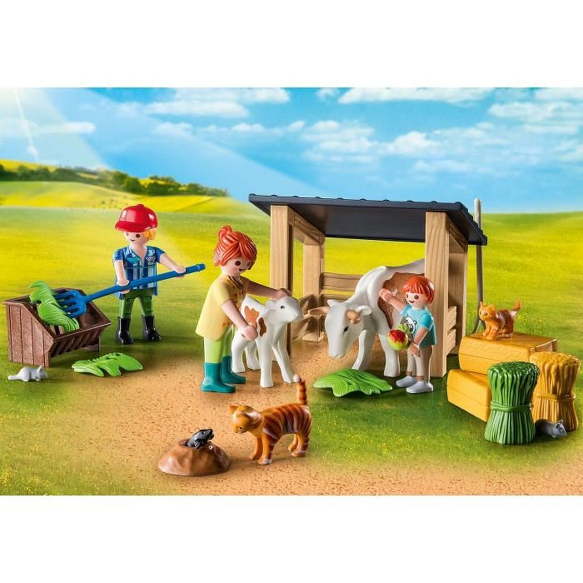 Eine Bauernhofszene mit Spielfiguren, darunter Kühe, Katzen und Menschen. Eine Person füttert die Kühe. Der Hintergrund ist eine grüne Wiese und blauer Himmel.