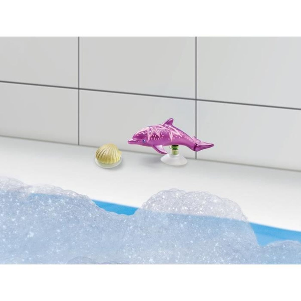 Ein lila Delfin-Spielzeug mit Saugnapf, eine gelbe Muschel und Blasen in einer weißen Badezimmerumgebung.