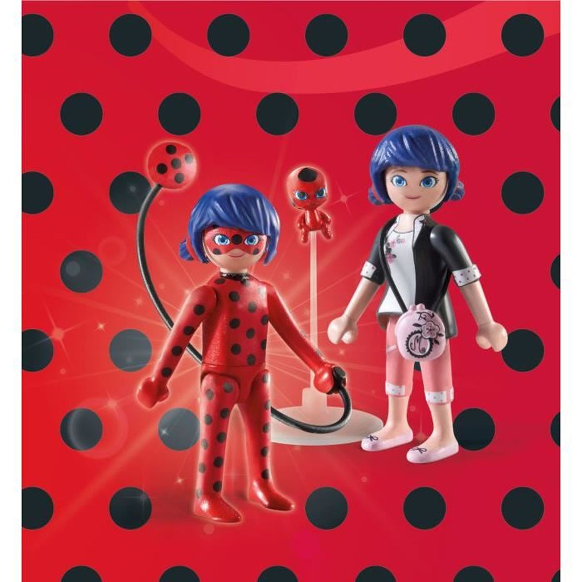 Due personaggi di Miraculous Ladybug, uno in tuta rossa a pois neri, l'altro in abiti casual, su sfondo a pois.
