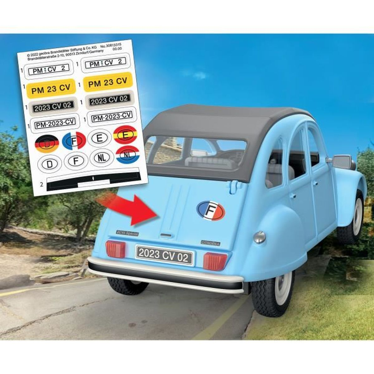 Un'auto giocattolo azzurra con un foglio di adesivi. L'auto ha un adesivo della bandiera francese e una targa. Una freccia rossa indica l'auto.