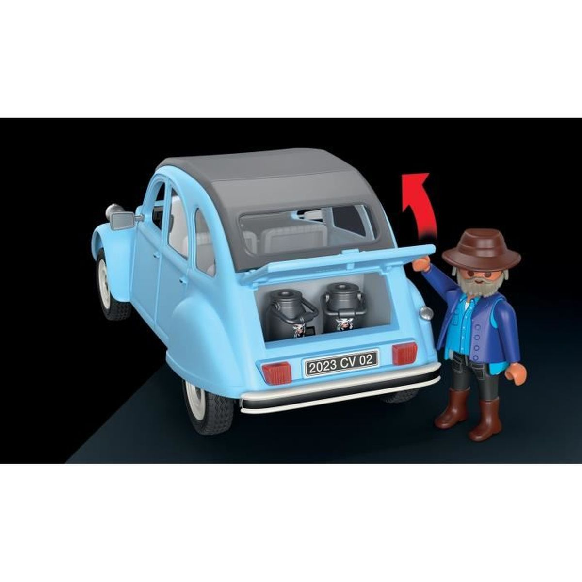 Un'auto giocattolo azzurra con tetto grigio e bagagliaio aperto. Una figura con un cappello è in piedi vicino, indicando verso l'alto.