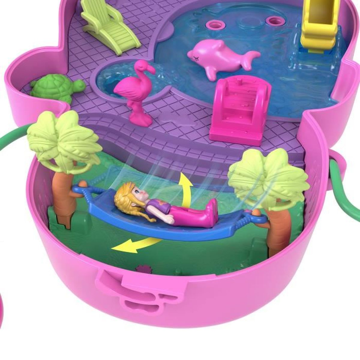 Ein rosa Spielset mit einer Puppe in einer Hängematte, Pool, Delfin, Flamingo und Rutsche. Grüne Bäume und eine Schildkröte sind ebenfalls vorhanden.