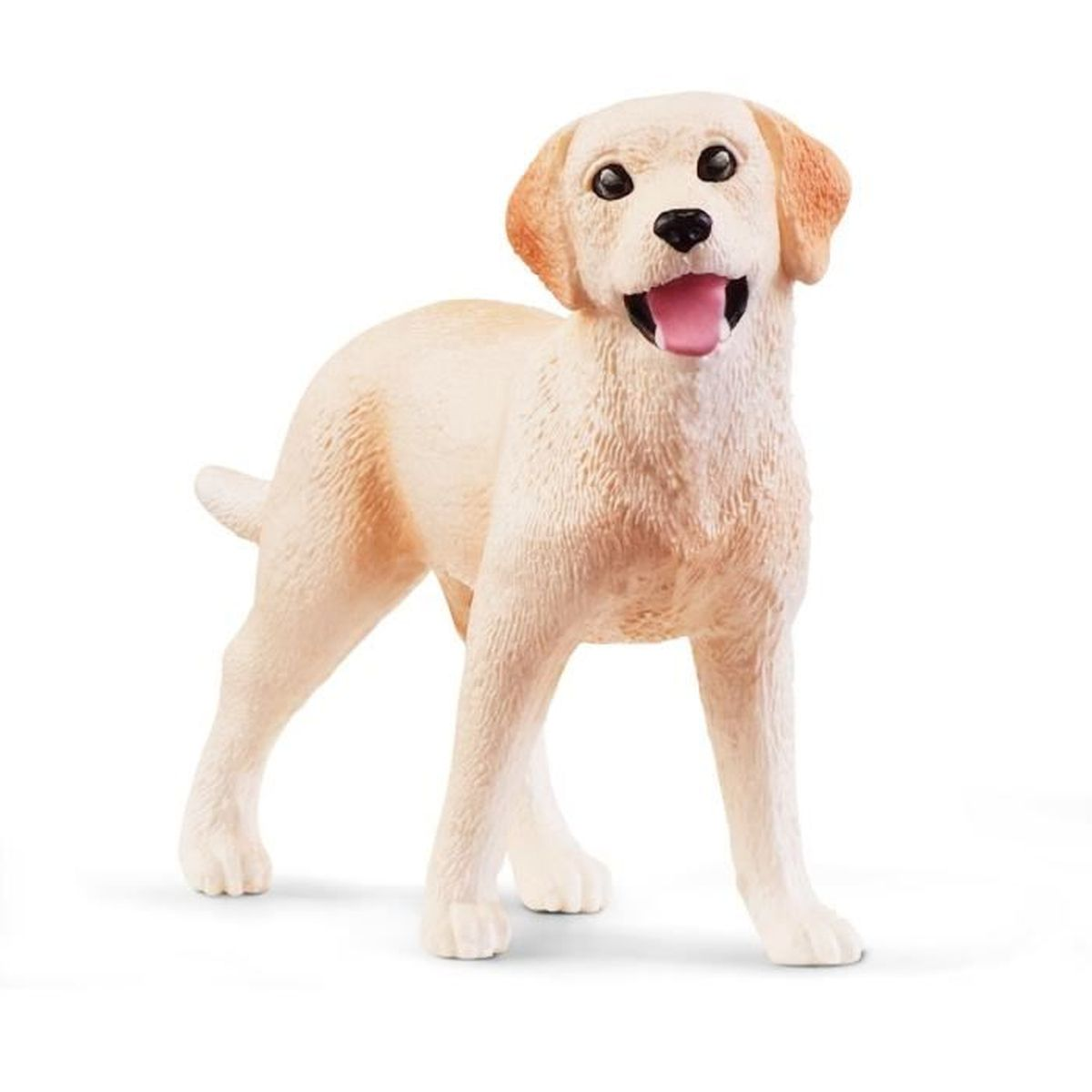 Eine cremefarbene Labrador-Figur steht auf einer weißen Oberfläche, der Mund ist geöffnet, die Zunge ist sichtbar. Ohren und Nase sind dunkler. Der Hintergrund ist weiß.