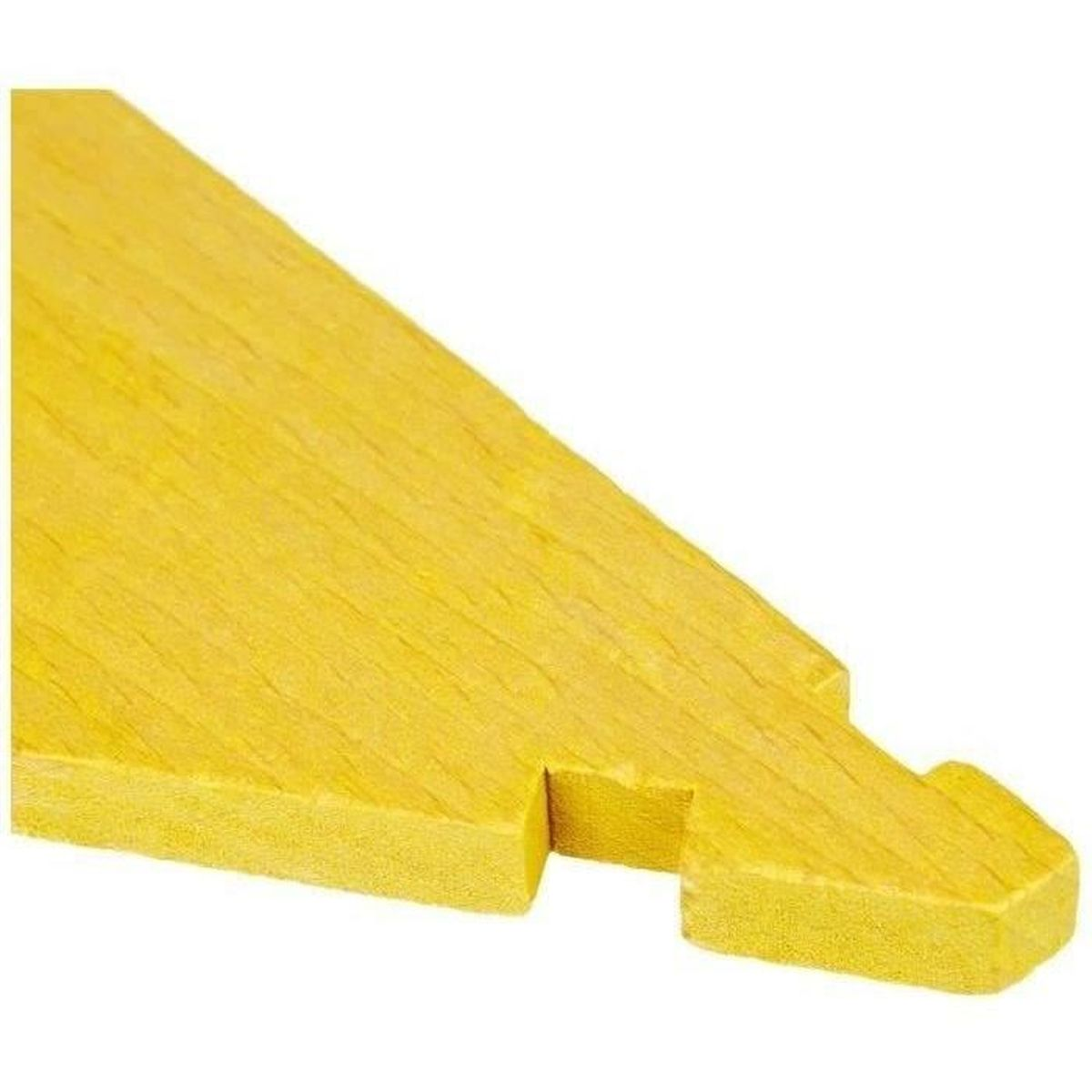 Zbliżenie żółtego kawałka drewna z wyciętym wzorem. Widoczne usłojenie drewna. Tło jest białe.