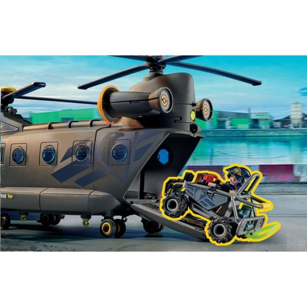 Ein dunkelgrauer Hubschrauber mit einem Fahrzeug, das die hintere Rampe verlässt. Eine Figur sitzt im Buggy. Der Hintergrund zeigt blauen Himmel und Wasser.