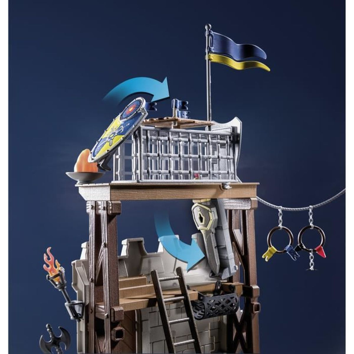 Ein Spielzeug-Burgturm mit blau-gelber Flagge, Schild und Leiter. Es gibt auch hängende Ringe.