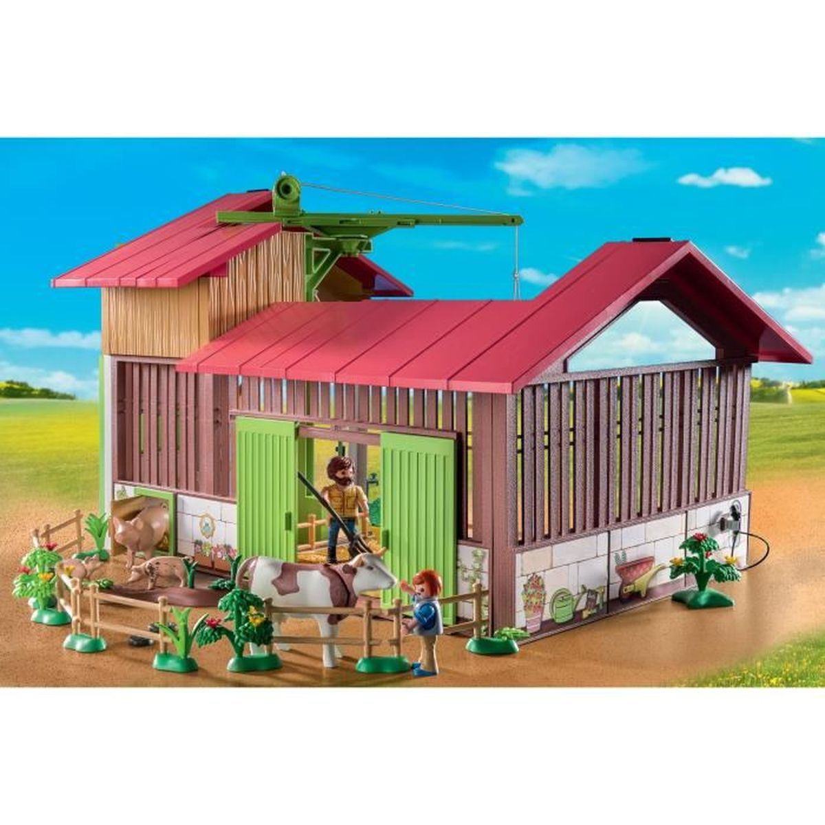 Ein Bauernhof-Spielset mit Scheune, Kühen, Schweinen und zwei Figuren. Die Scheune hat ein rotes Dach, grüne Türen und einen Kran. Im Hintergrund ein blauer Himmel.