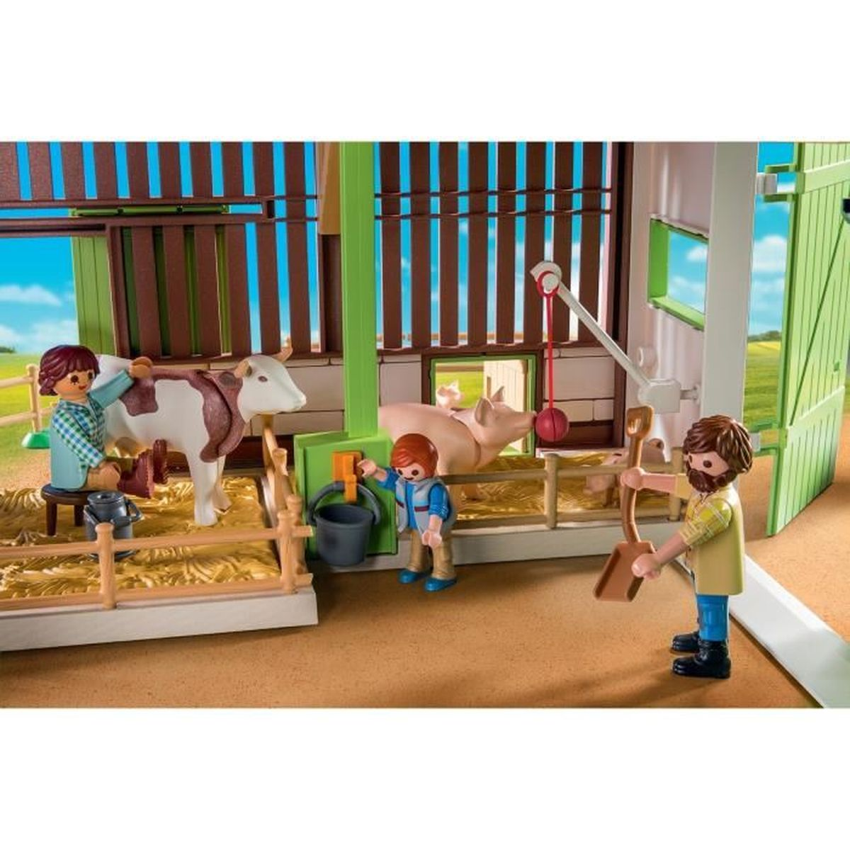 Eine Farm mit Spielfiguren. Eine Person melkt eine Kuh. Eine andere Figur interagiert mit einem Schwein. Eine Person hält eine Schaufel.