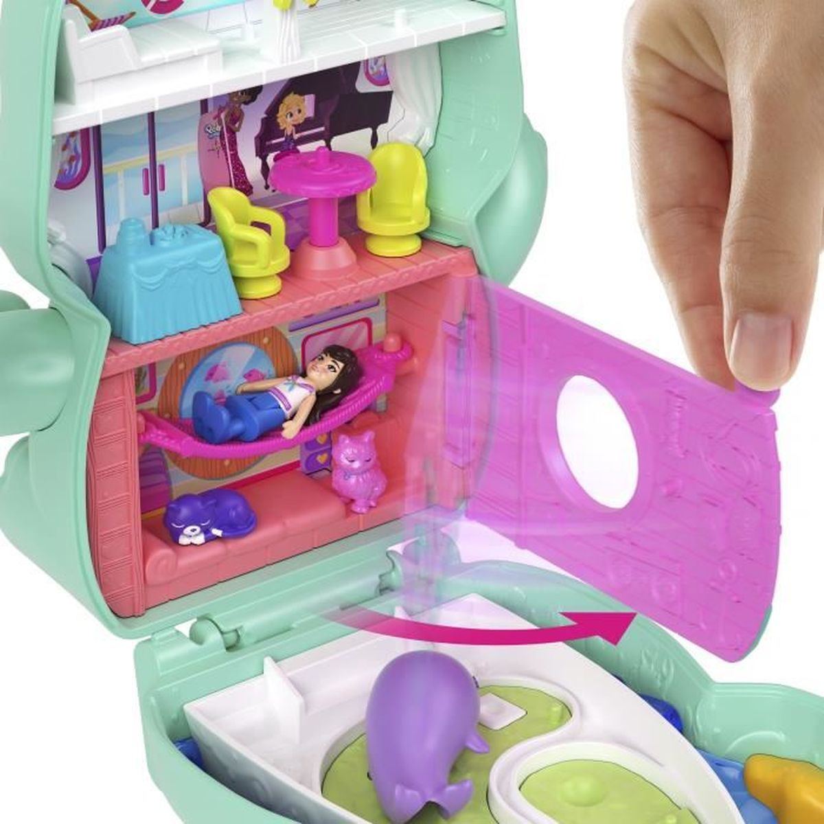 Een poppenhuis is open en toont kamers met meubels en poppen. Een hand opent een deur. Het huis is groen en roze.